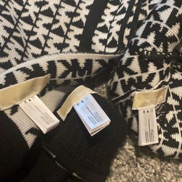 Michael Kors scarf, gloves and beanie set - Picture 3 of 3